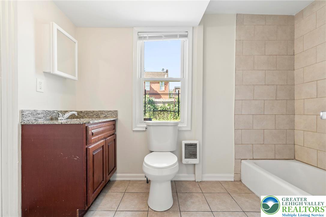 Allentown City, Pennsylvania 18102, United States, 3 Bedrooms Bedrooms, ,1 BathroomBathrooms,Residential,Active,211256