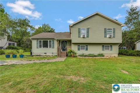 Photo of 261 Clearview Drive, Tobyhanna Twp, PA 18334 (MLS # 762772) Photo of 261 Clearview Drive, Tobyhanna Twp, PA 18334 (MLS # 762772)