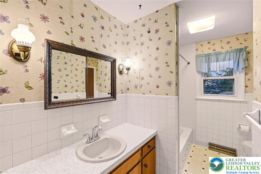 Allentown City, Pennsylvania 18103, United States, 4 Bedrooms Bedrooms, ,2 BathroomsBathrooms,Residential,Active,226150