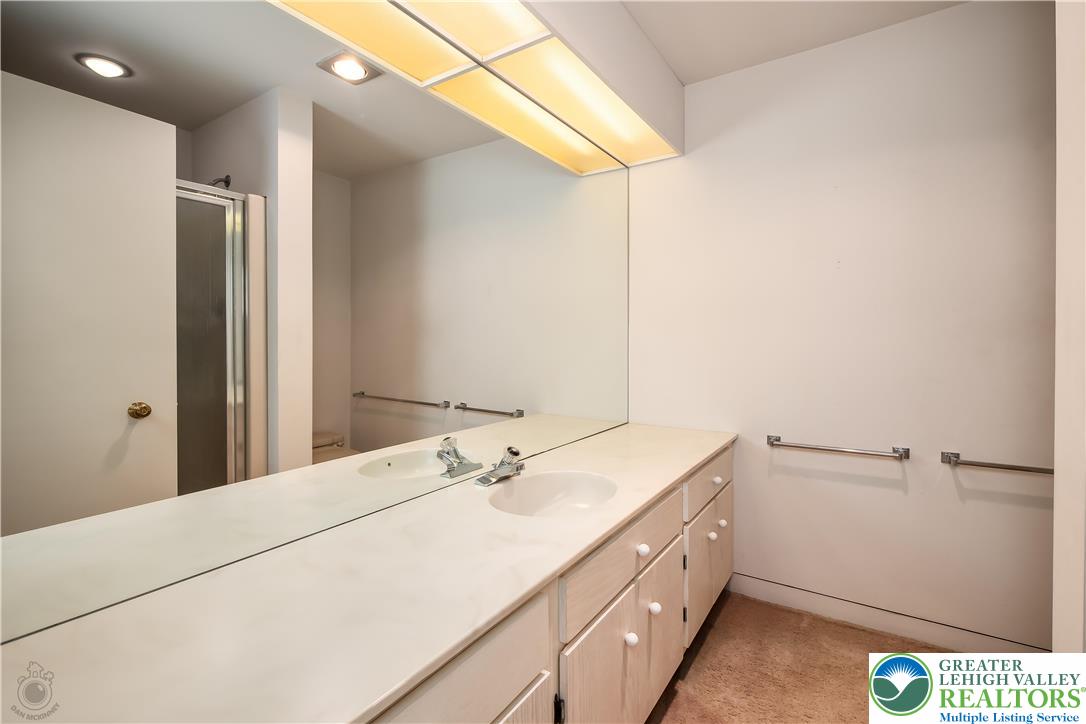 Lower Macungie Twp, Pennsylvania 18103, United States, 3 Bedrooms Bedrooms, ,4 BathroomsBathrooms,Residential,Active,170073