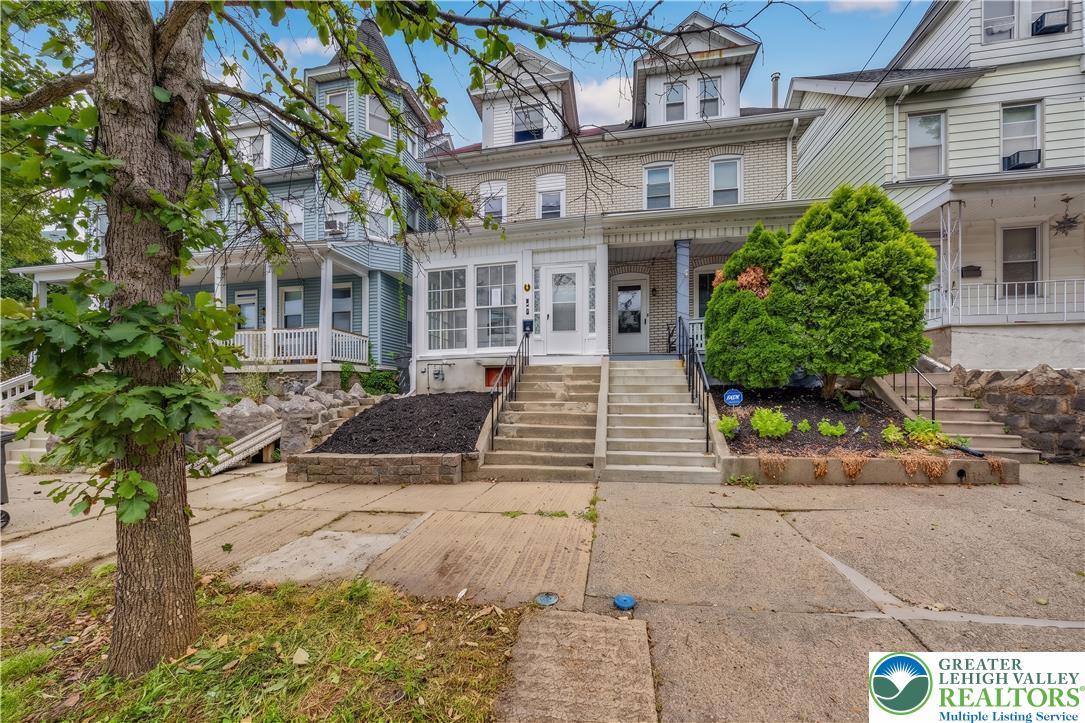 916 Center Street