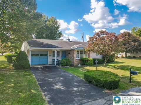 Photo of 1077 Oakhurst Drive, Slatington Boro, PA 18080 (MLS # 777883)