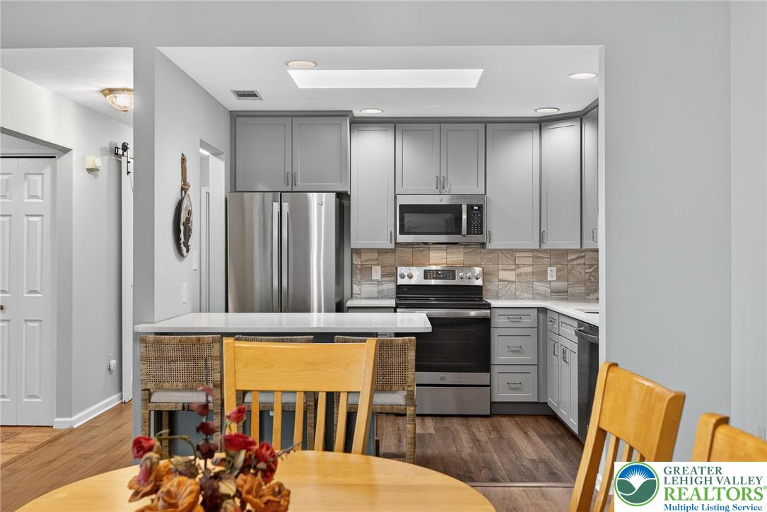 Lower Macungie Twp, Pennsylvania 18062, United States, 2 Bedrooms Bedrooms, ,2 BathroomsBathrooms,Residential,Pending,253219