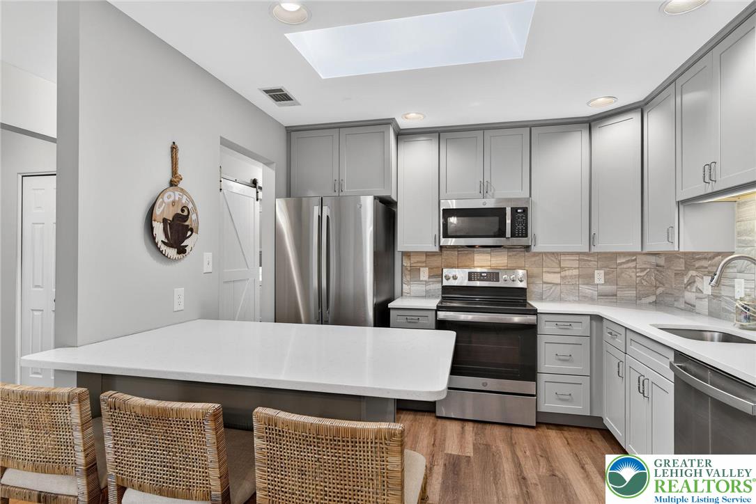 Lower Macungie Twp, Pennsylvania 18062, United States, 2 Bedrooms Bedrooms, ,2 BathroomsBathrooms,Residential,Pending,253219