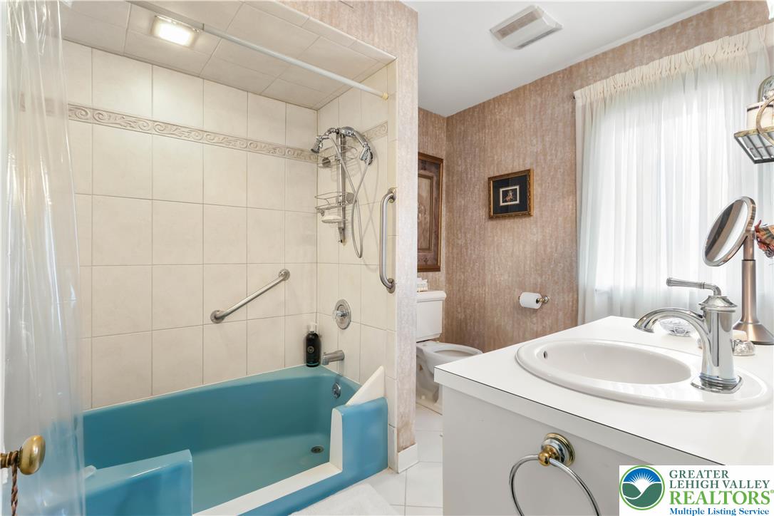 Allentown City, Pennsylvania 18104, United States, 5 Bedrooms Bedrooms, ,4 BathroomsBathrooms,Residential,Active,154280