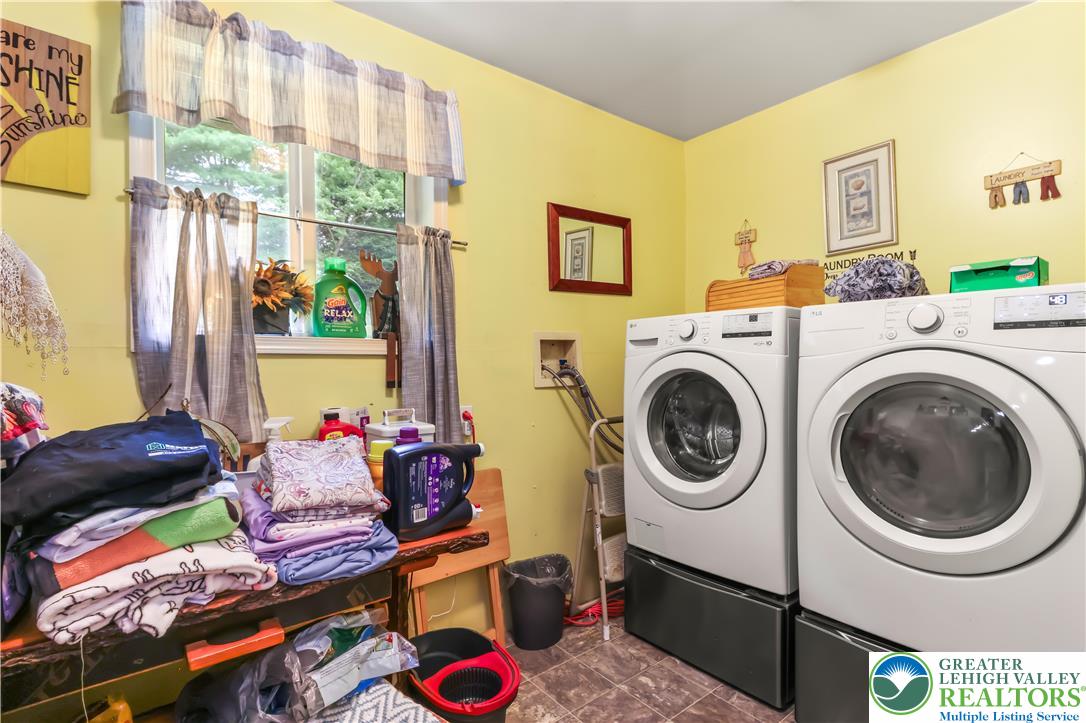 Lower Towamensing Tp, Pennsylvania 18071, United States, 3 Bedrooms Bedrooms, ,2 BathroomsBathrooms,Residential,Active,179507