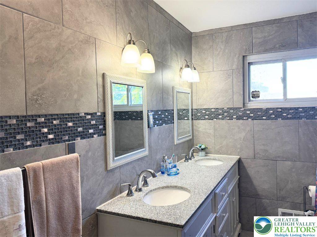 Allentown City, Pennsylvania 18103, United States, 4 Bedrooms Bedrooms, ,2 BathroomsBathrooms,Residential,Active,230292