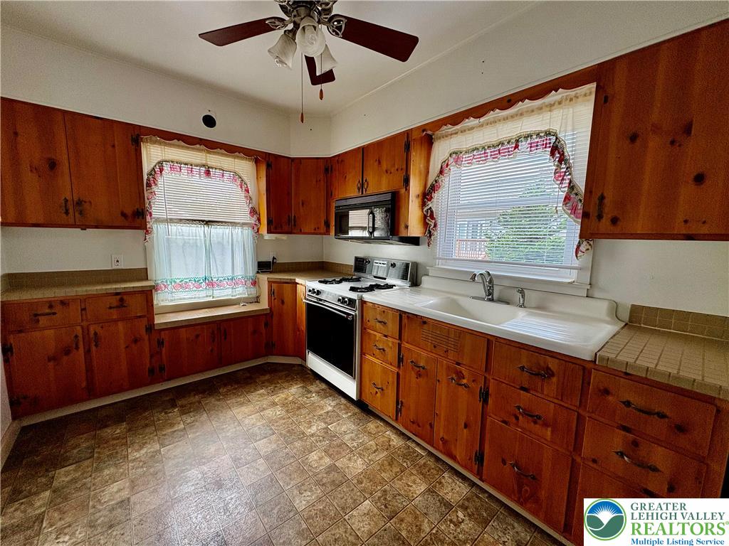 South Whitehall Twp, Pennsylvania 18104, United States, 3 Bedrooms Bedrooms, ,2 BathroomsBathrooms,Residential,Pending,192545