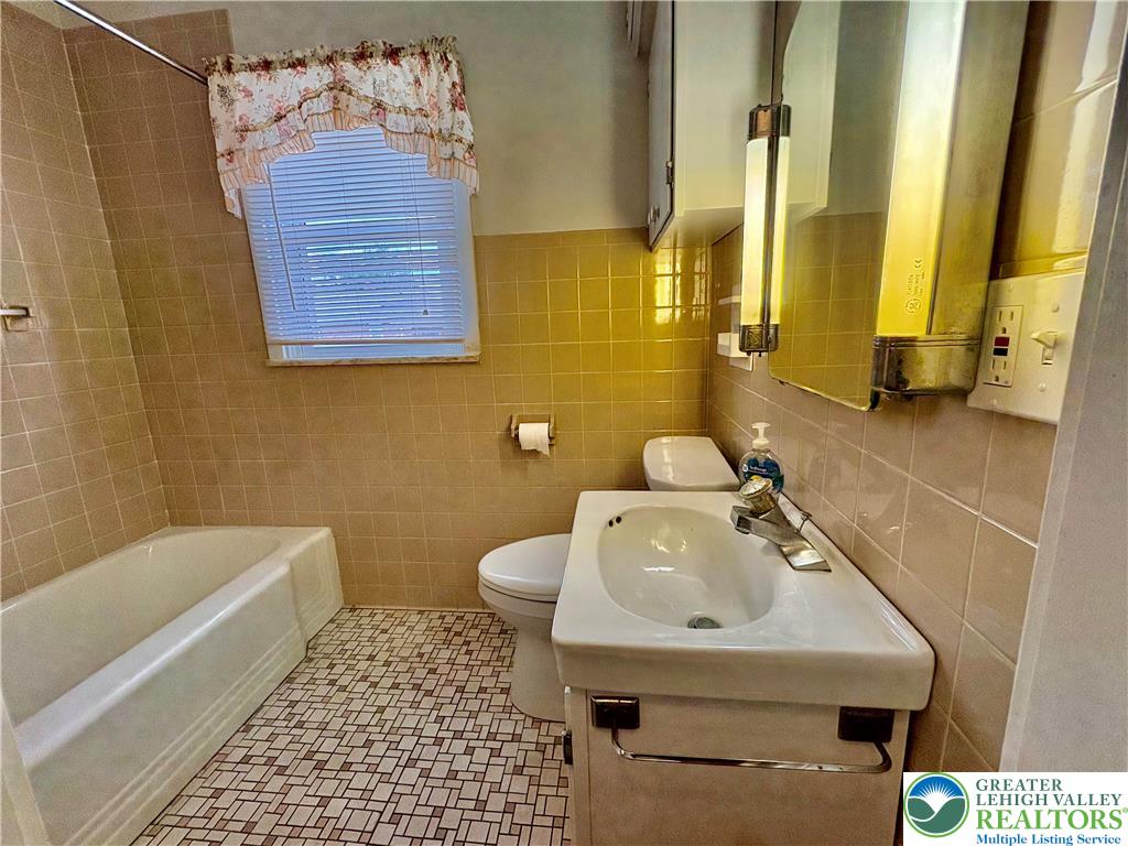 South Whitehall Twp, Pennsylvania 18104, United States, 3 Bedrooms Bedrooms, ,2 BathroomsBathrooms,Residential,Pending,192545