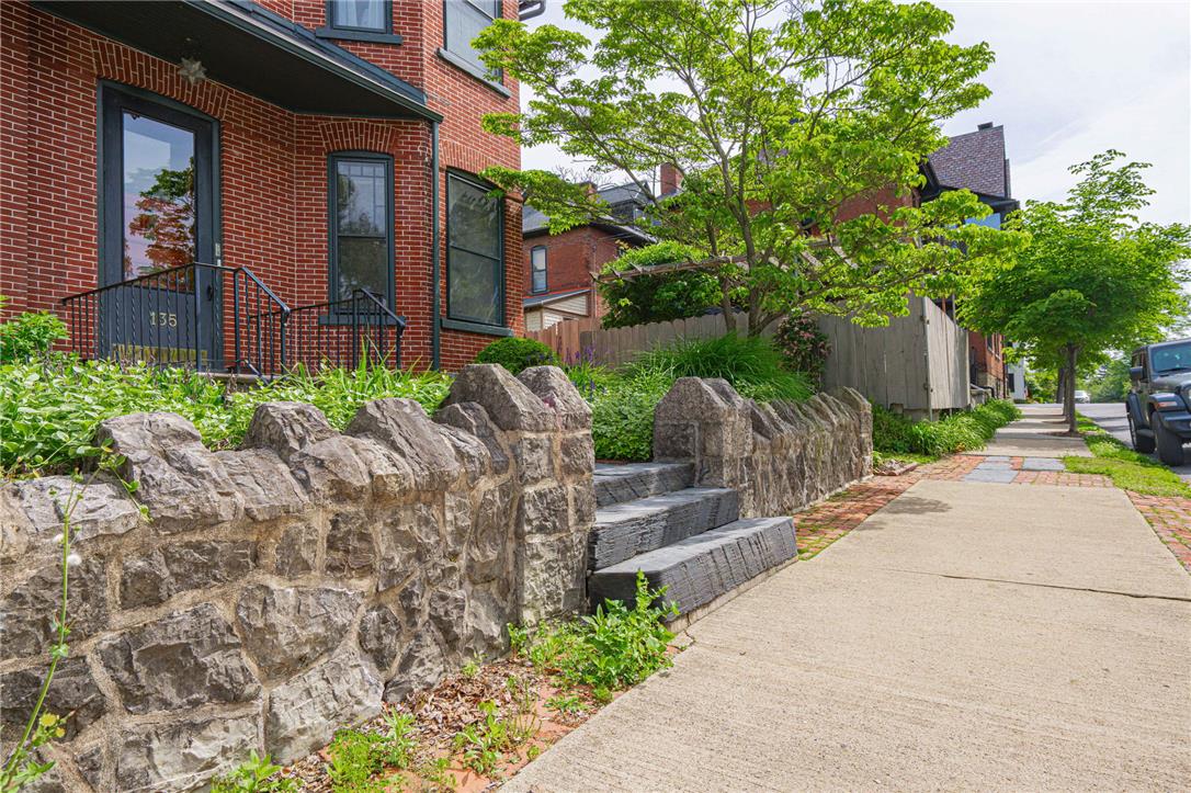 135 E Wall Street