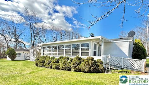 Photo of 226 Independence Way, Upper Mt Bethel Twp, PA 18343 (MLS # 774893)