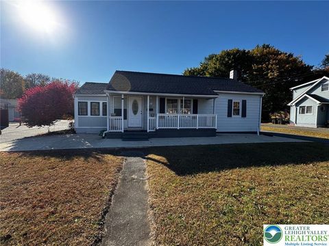 Photo of 1027 Chipperfield Drive, Stroud Twp, PA 18360 (MLS # 766902) Photo of 1027 Chipperfield Drive, Stroud Twp, PA 18360 (MLS # 766902)