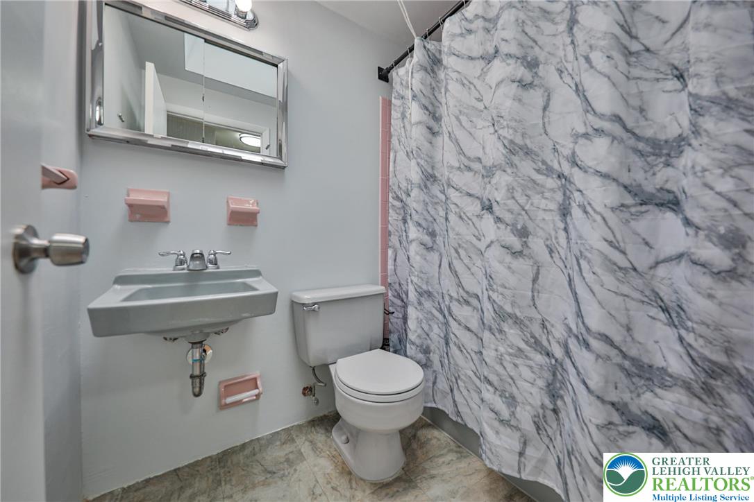 Allentown City, Pennsylvania 18103, United States, 3 Bedrooms Bedrooms, ,2 BathroomsBathrooms,Residential,Active,227385