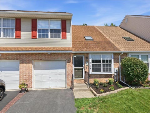 Townhouse For Sale - 2705 Tamlynn Lane<br/> Northampton County, Easton, PA 18045