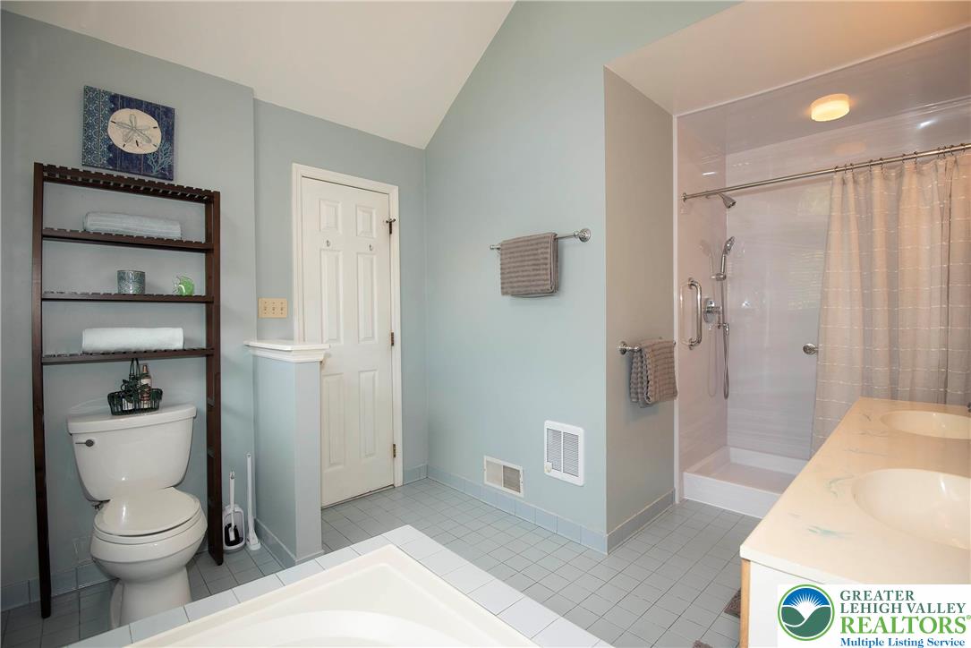 Upper Macungie Twp, Pennsylvania 18031, United States, 2 Bedrooms Bedrooms, ,3 BathroomsBathrooms,Residential,Pending,205439