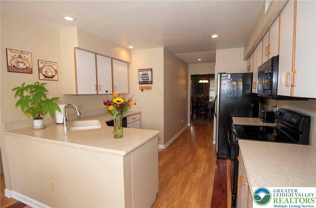 Upper Macungie Twp, Pennsylvania 18031, United States, 2 Bedrooms Bedrooms, ,3 BathroomsBathrooms,Residential,Pending,205439