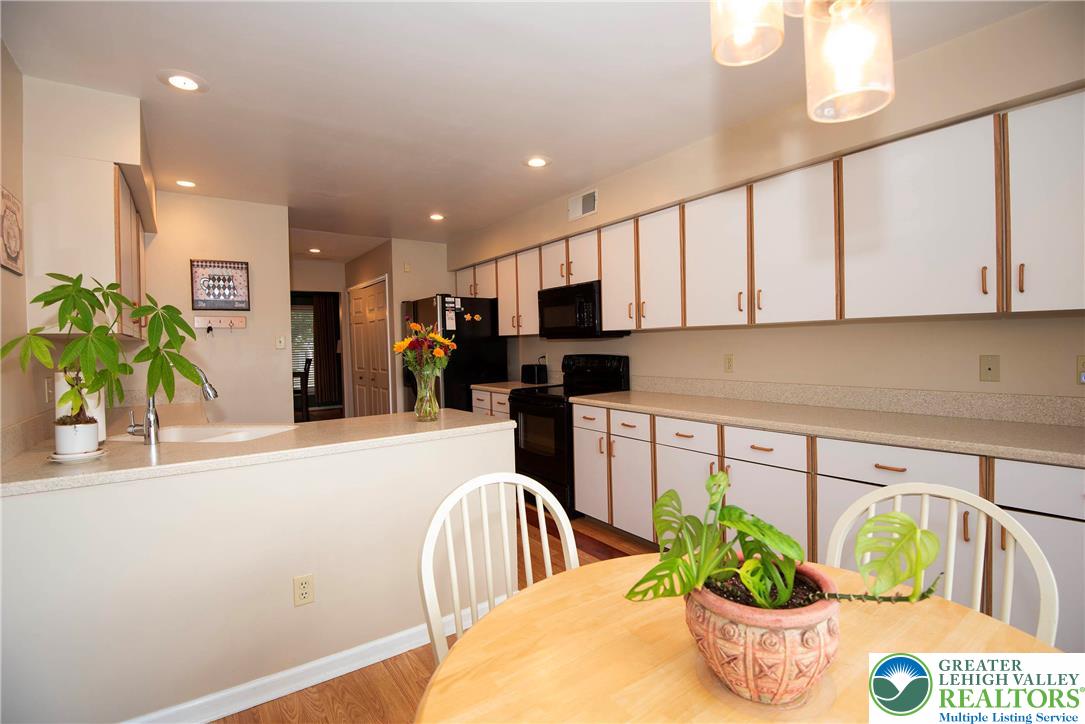 Upper Macungie Twp, Pennsylvania 18031, United States, 2 Bedrooms Bedrooms, ,3 BathroomsBathrooms,Residential,Pending,205439