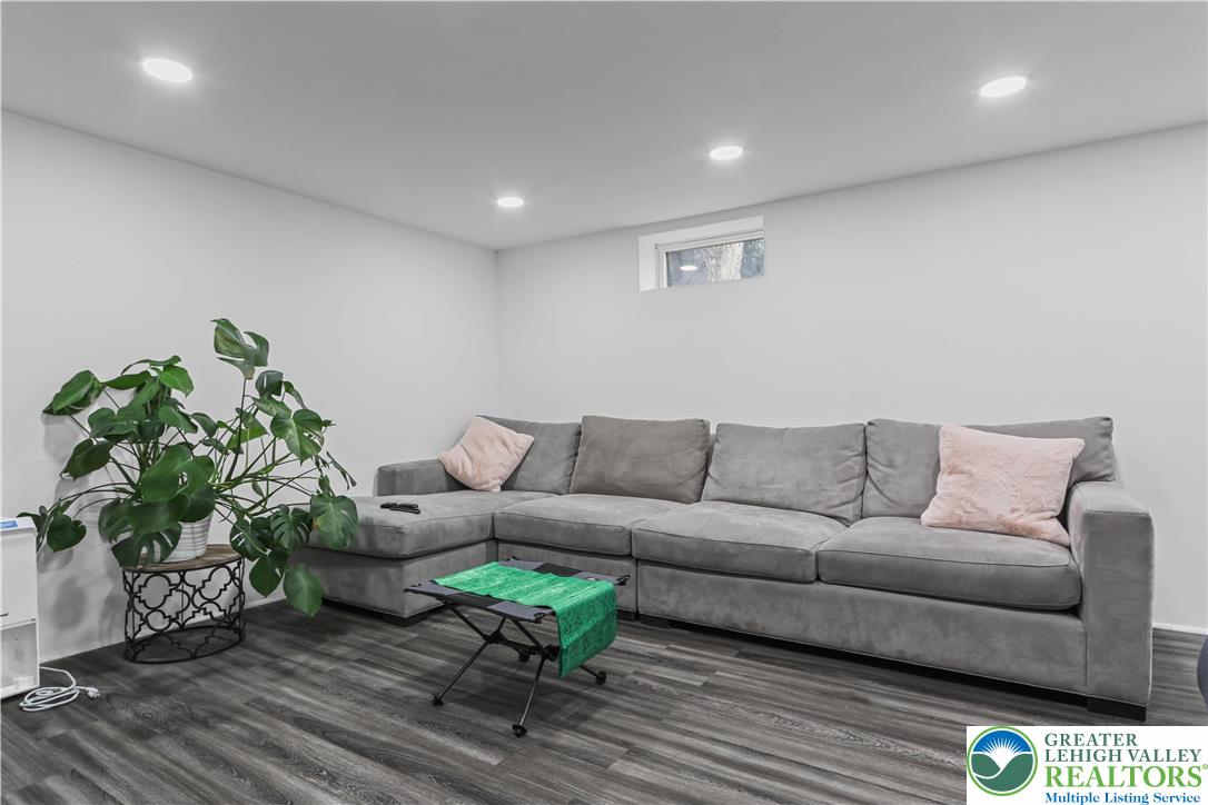 Allentown City, Pennsylvania 18103, United States, 4 Bedrooms Bedrooms, ,2 BathroomsBathrooms,Residential,Pending,254862