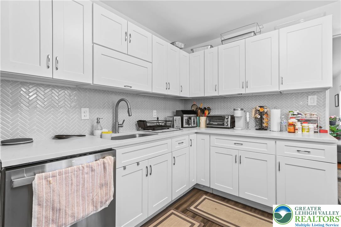 Allentown City, Pennsylvania 18103, United States, 4 Bedrooms Bedrooms, ,2 BathroomsBathrooms,Residential,Pending,254862