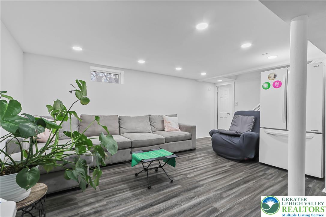 Allentown City, Pennsylvania 18103, United States, 4 Bedrooms Bedrooms, ,2 BathroomsBathrooms,Residential,Pending,254862