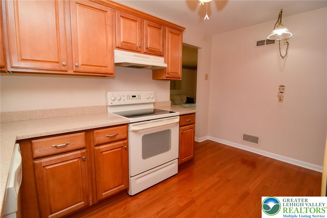 Emmaus Boro, Pennsylvania 18049, United States, 4 Bedrooms Bedrooms, ,2 BathroomsBathrooms,Residential,Pending,162538