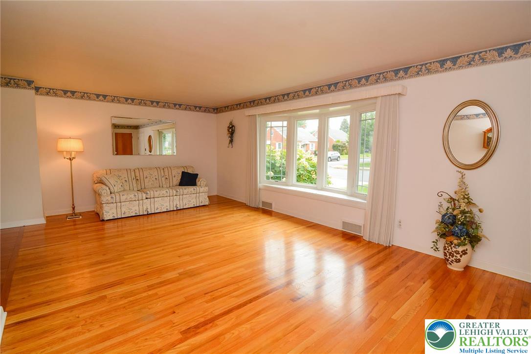 Emmaus Boro, Pennsylvania 18049, United States, 4 Bedrooms Bedrooms, ,2 BathroomsBathrooms,Residential,Pending,162538