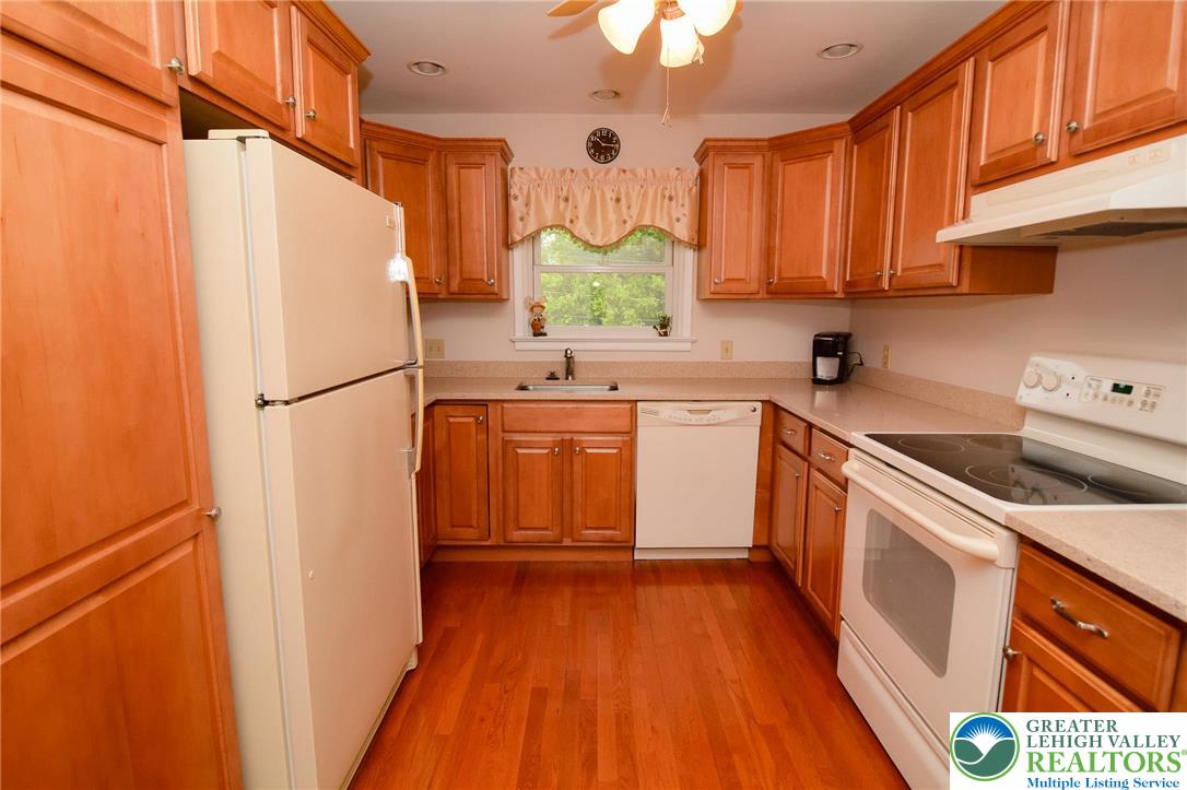 Emmaus Boro, Pennsylvania 18049, United States, 4 Bedrooms Bedrooms, ,2 BathroomsBathrooms,Residential,Pending,162538