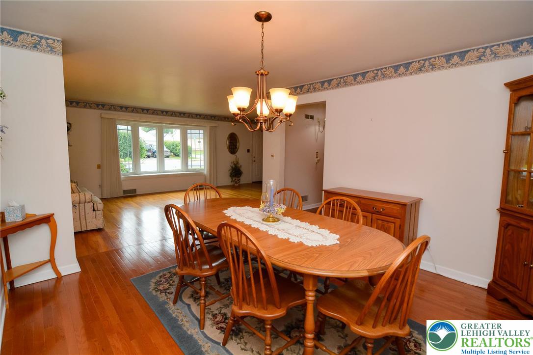 Emmaus Boro, Pennsylvania 18049, United States, 4 Bedrooms Bedrooms, ,2 BathroomsBathrooms,Residential,Pending,162538