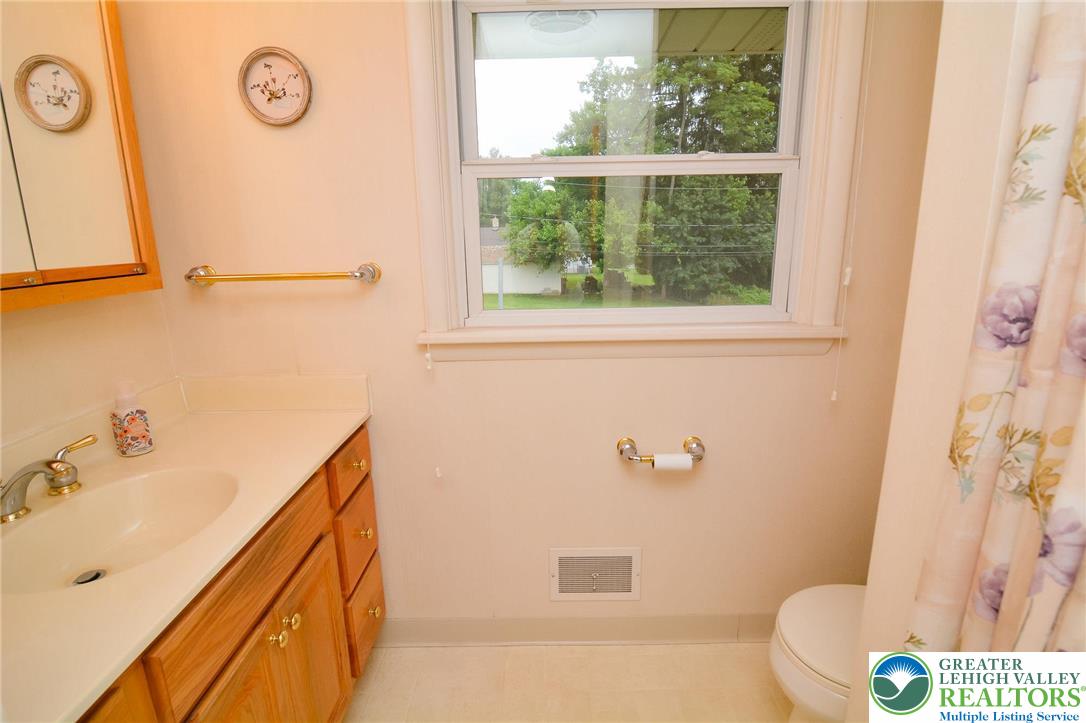 Emmaus Boro, Pennsylvania 18049, United States, 4 Bedrooms Bedrooms, ,2 BathroomsBathrooms,Residential,Pending,162538