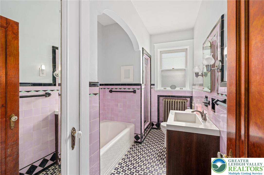 Allentown City, Pennsylvania 18104, United States, 3 Bedrooms Bedrooms, ,1 BathroomBathrooms,Residential,Pending,182913