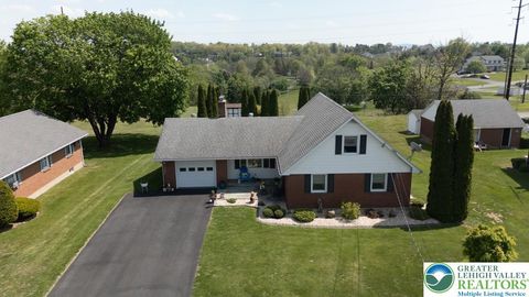 Photo of 554 Mountain View Avenue, Bushkill Twp, PA 18064 (MLS # 776919)