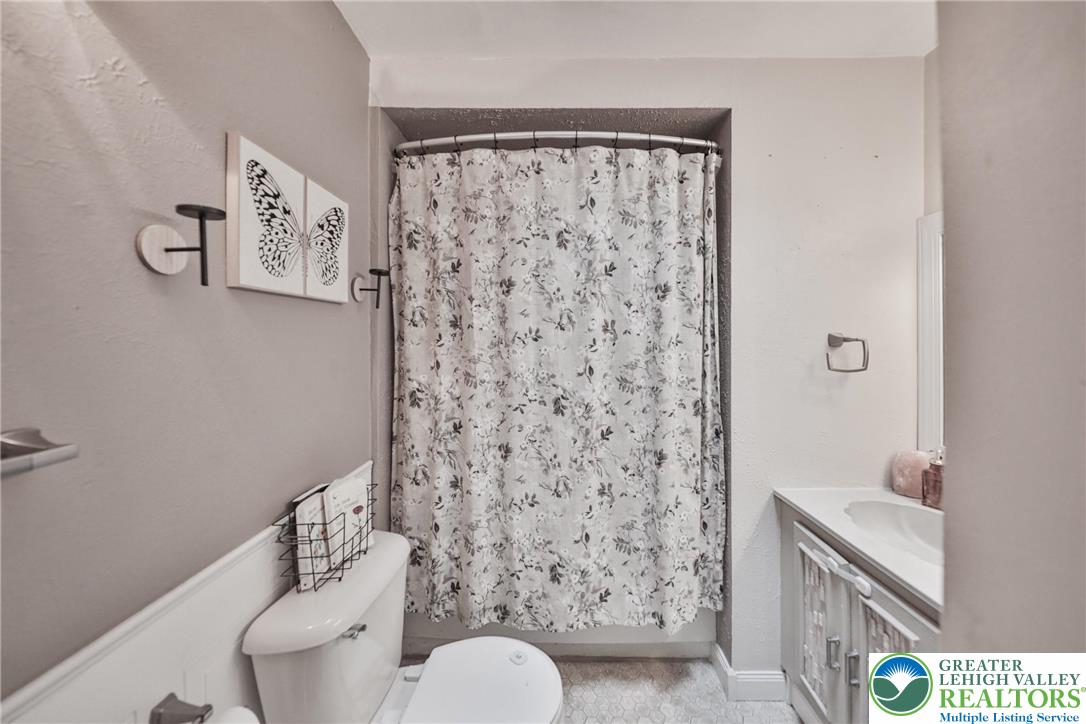 Allentown City, Pennsylvania 18104, United States, 3 Bedrooms Bedrooms, ,2 BathroomsBathrooms,Residential,Pending,246199