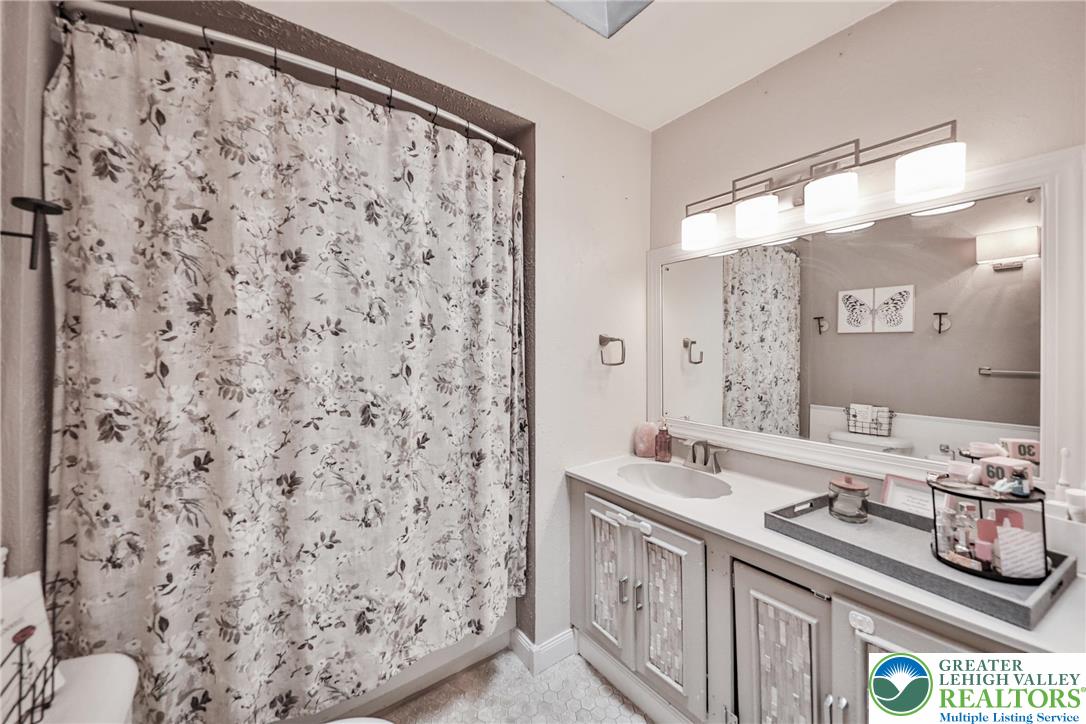 Allentown City, Pennsylvania 18104, United States, 3 Bedrooms Bedrooms, ,2 BathroomsBathrooms,Residential,Pending,246199