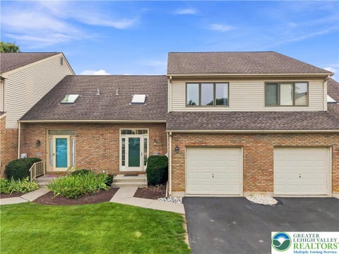 Townhouse For Sale - 3251 Oakland Square Drive<br/> Bethlehem Twp, PA 18020