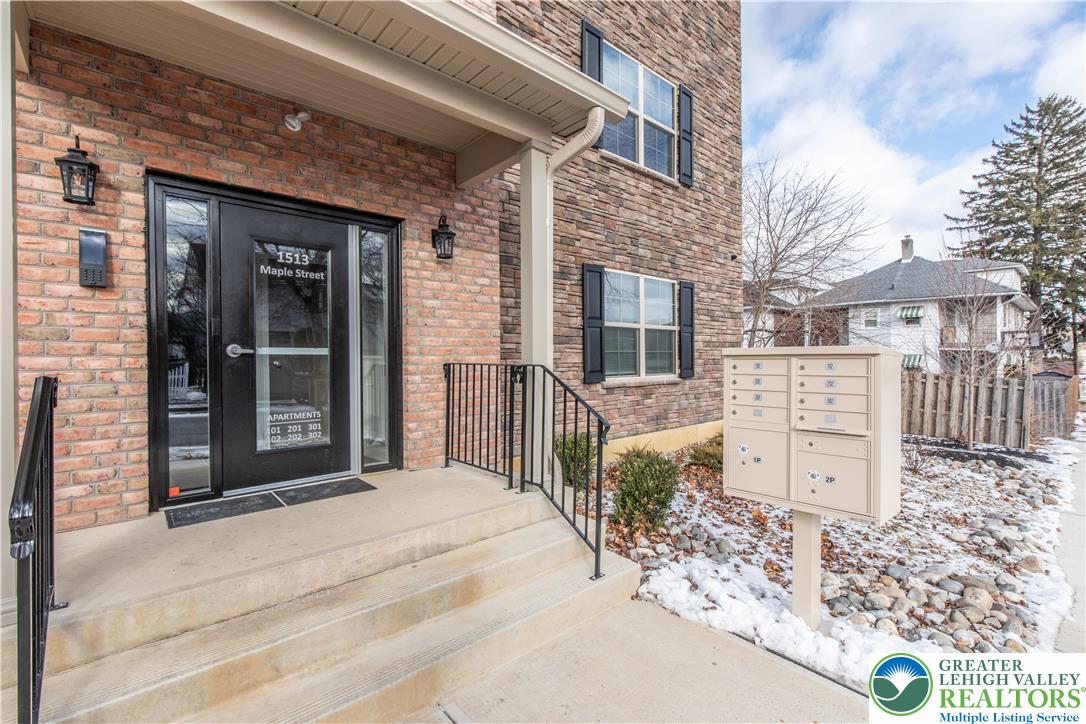 1513 Maple Street 202