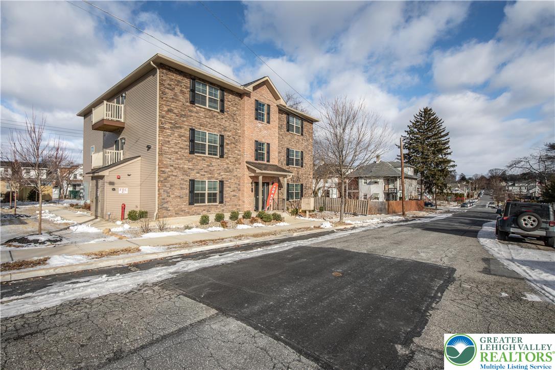 1513 Maple Street 202