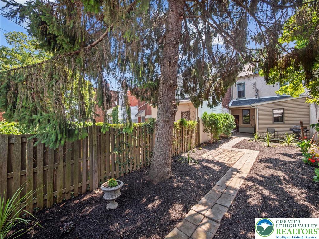 Allentown City, Pennsylvania 18102, United States, 3 Bedrooms Bedrooms, ,2 BathroomsBathrooms,Residential,Pending,198099