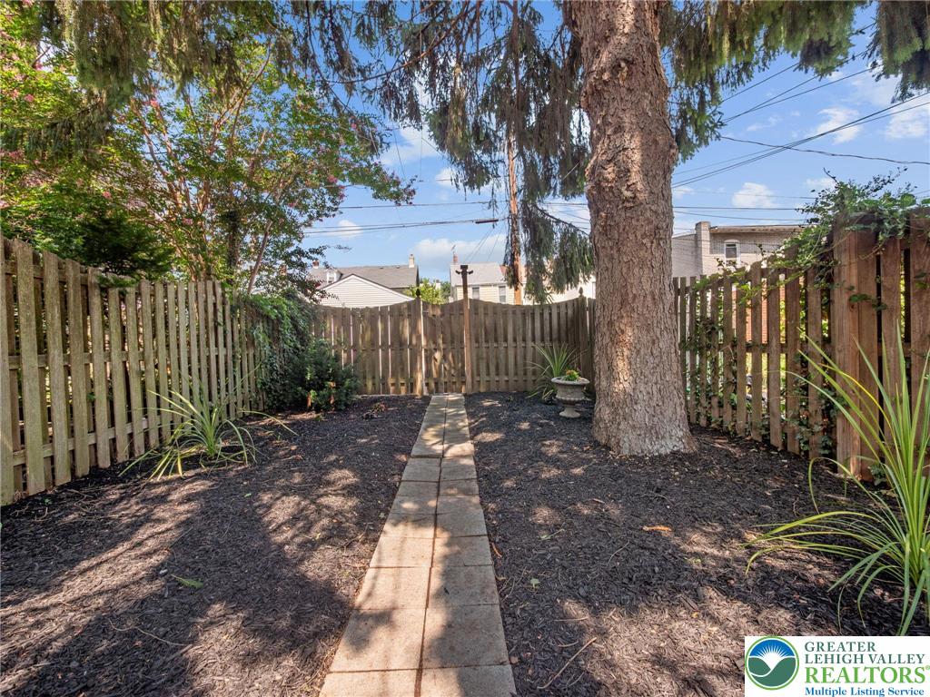 Allentown City, Pennsylvania 18102, United States, 3 Bedrooms Bedrooms, ,2 BathroomsBathrooms,Residential,Pending,198099