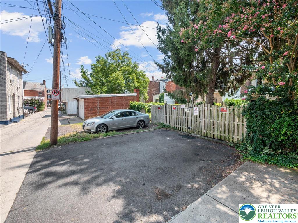 Allentown City, Pennsylvania 18102, United States, 3 Bedrooms Bedrooms, ,2 BathroomsBathrooms,Residential,Pending,198099