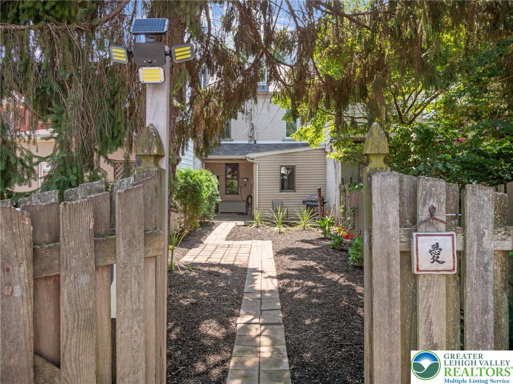 Allentown City, Pennsylvania 18102, United States, 3 Bedrooms Bedrooms, ,2 BathroomsBathrooms,Residential,Pending,198099