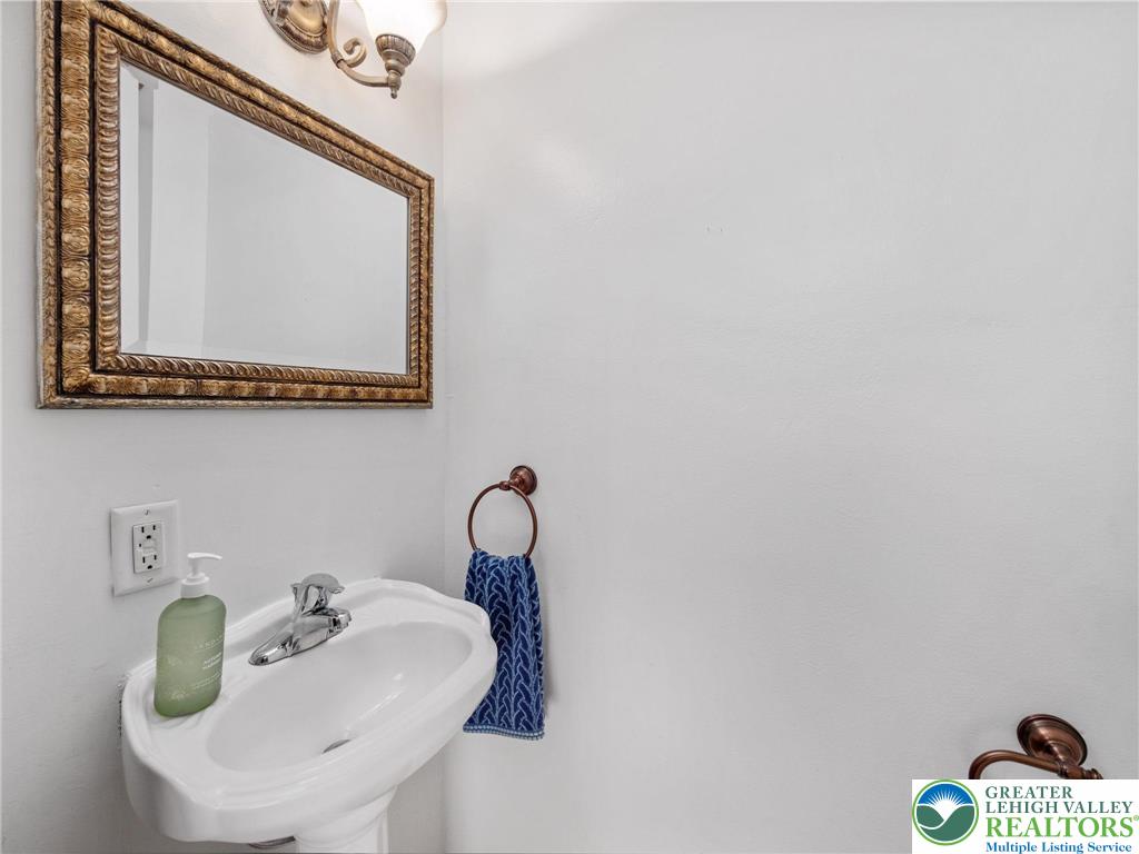 Allentown City, Pennsylvania 18102, United States, 3 Bedrooms Bedrooms, ,2 BathroomsBathrooms,Residential,Pending,198099