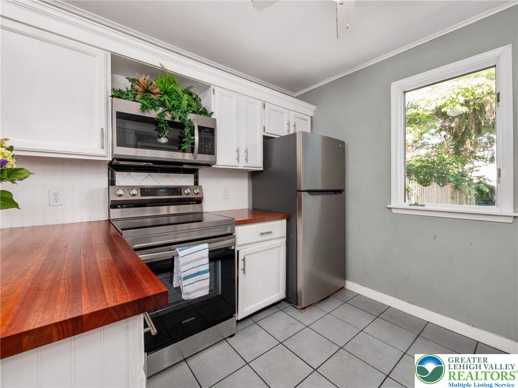 Allentown City, Pennsylvania 18102, United States, 3 Bedrooms Bedrooms, ,2 BathroomsBathrooms,Residential,Pending,198099