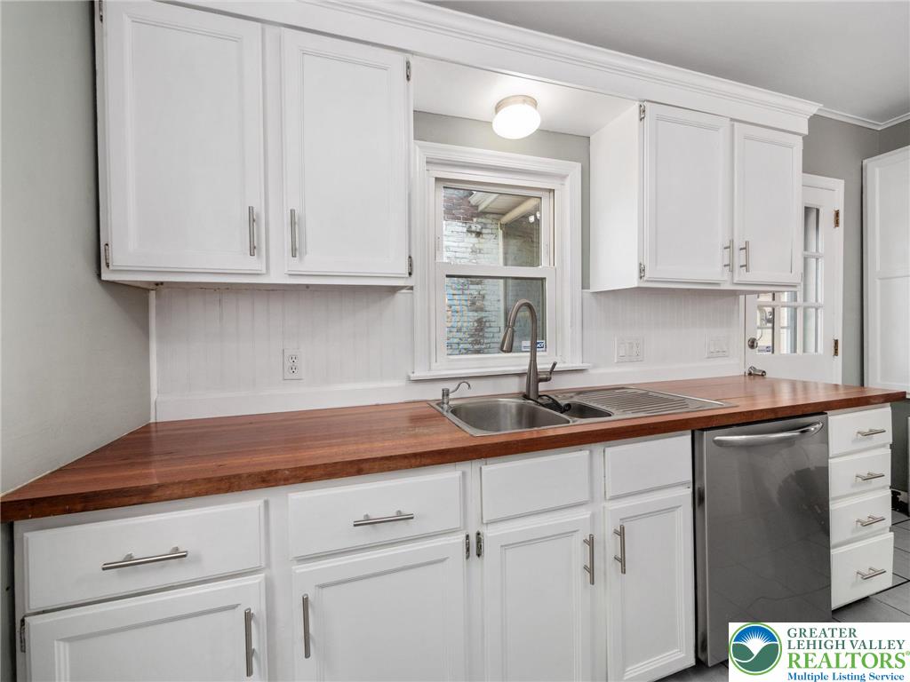 Allentown City, Pennsylvania 18102, United States, 3 Bedrooms Bedrooms, ,2 BathroomsBathrooms,Residential,Pending,198099