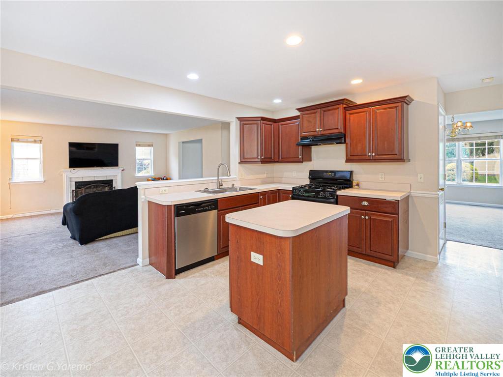 Forks Twp, Pennsylvania 18040, United States, 4 Bedrooms Bedrooms, ,3 BathroomsBathrooms,Residential,Active,151238