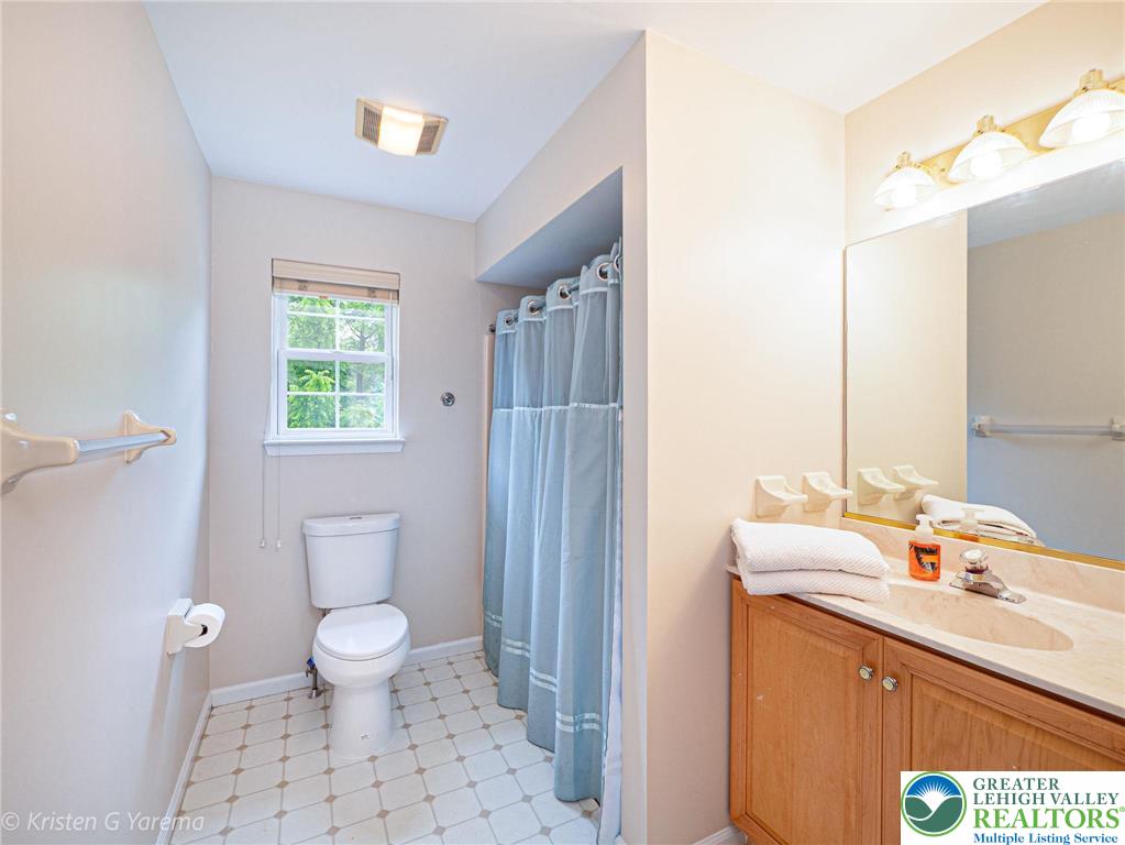 Forks Twp, Pennsylvania 18040, United States, 4 Bedrooms Bedrooms, ,3 BathroomsBathrooms,Residential,Active,151238