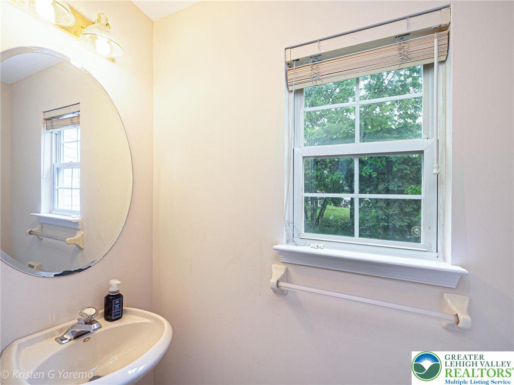 Forks Twp, Pennsylvania 18040, United States, 4 Bedrooms Bedrooms, ,3 BathroomsBathrooms,Residential,Active,151238