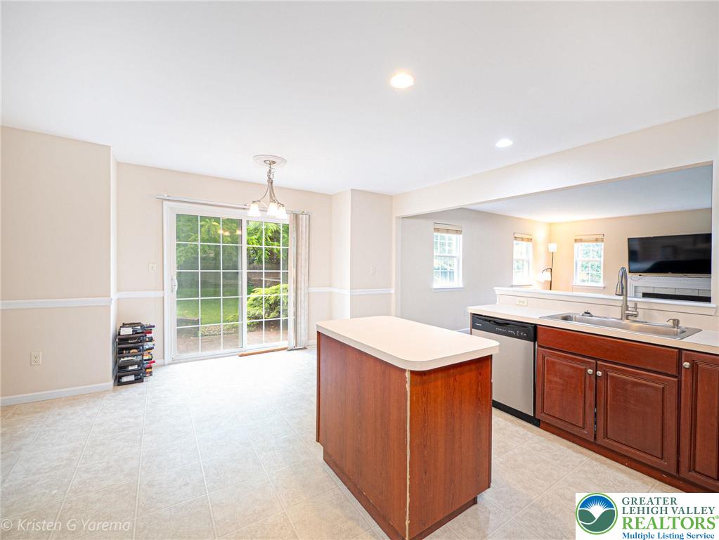 Forks Twp, Pennsylvania 18040, United States, 4 Bedrooms Bedrooms, ,3 BathroomsBathrooms,Residential,Active,151238