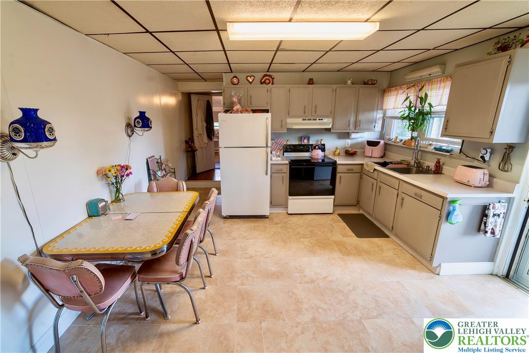 Whitehall Twp, Pennsylvania 18052, United States, 7 Bedrooms Bedrooms, ,4 BathroomsBathrooms,Residential,Pending,205459