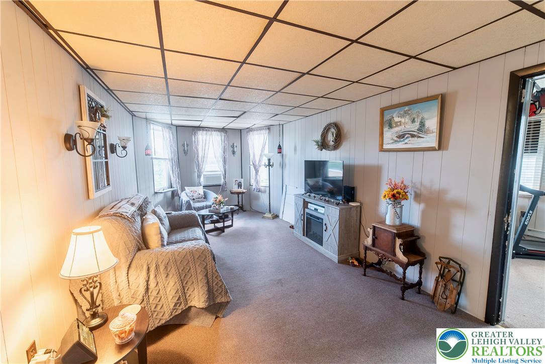 Whitehall Twp, Pennsylvania 18052, United States, 7 Bedrooms Bedrooms, ,4 BathroomsBathrooms,Residential,Pending,205459