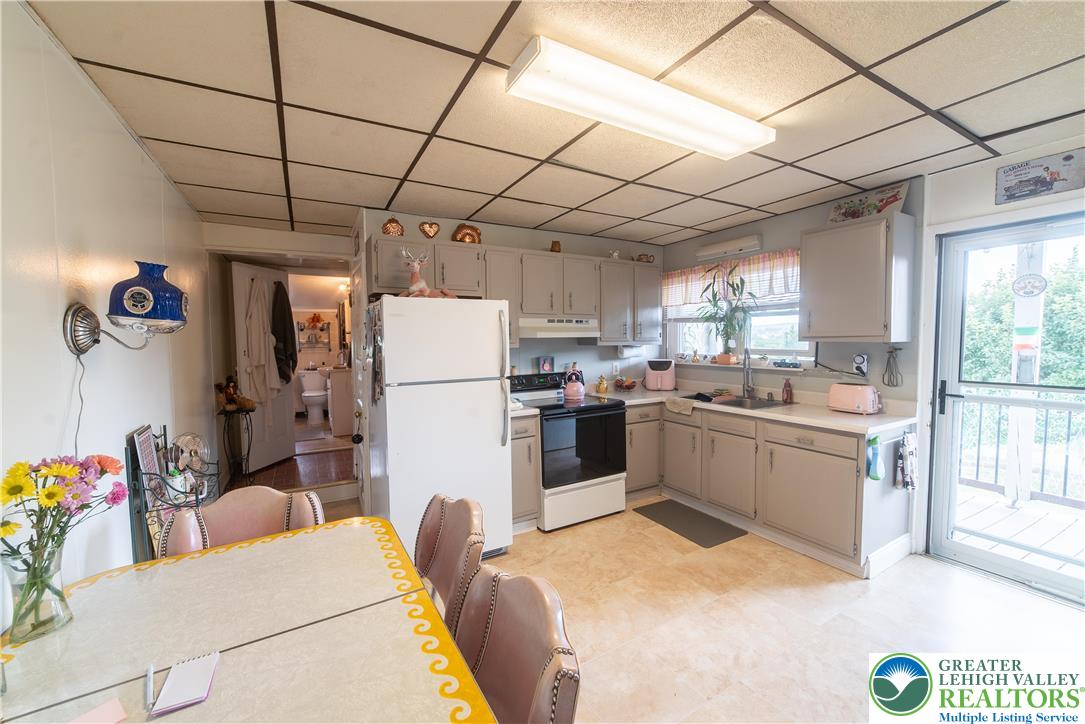 Whitehall Twp, Pennsylvania 18052, United States, 7 Bedrooms Bedrooms, ,4 BathroomsBathrooms,Residential,Pending,205459